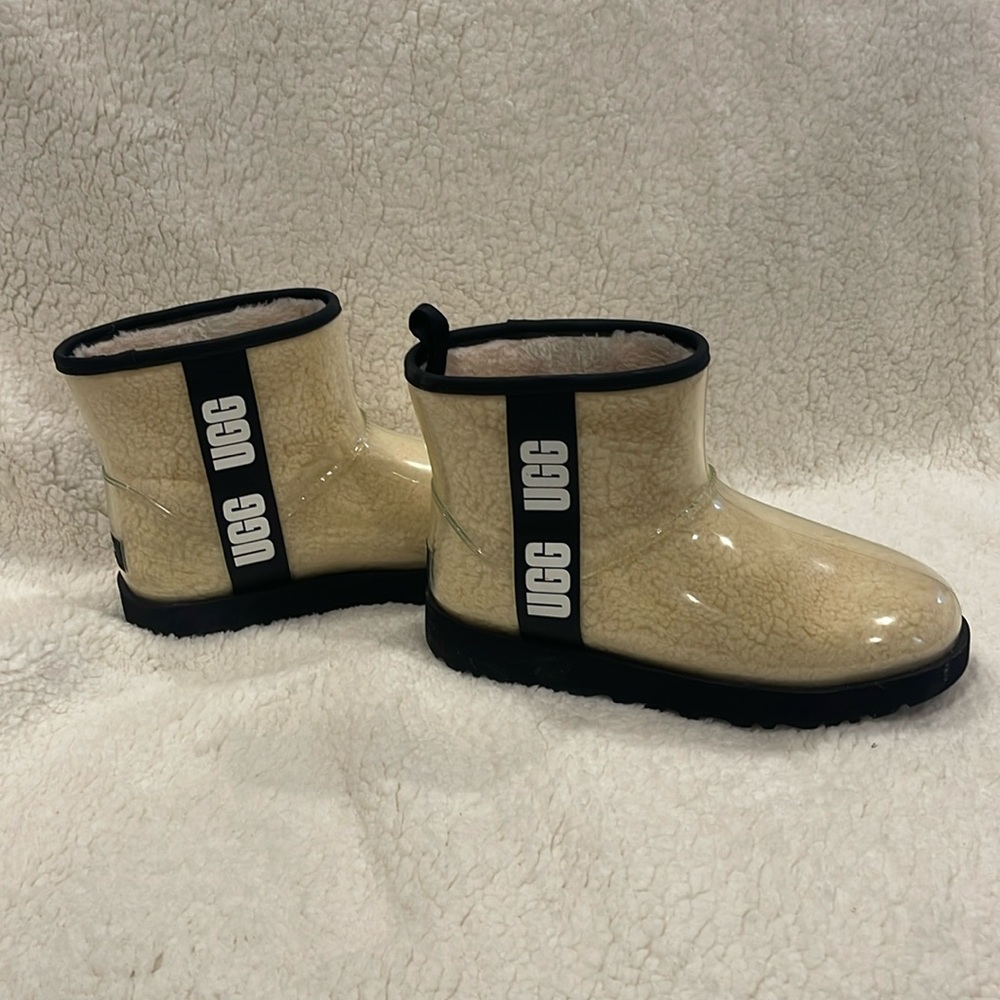 Pre-Loved UGG Clear Mini Waterproof Women Boot Size 9